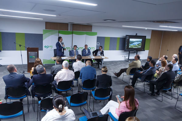 Rueda Prensa EP Rionegro
Rueda de Prensa EP Rionegro.
Fecha: Julio 10 de 2017
Para descargar esta fotografía en alta resolución, haga clic sobre la imagen hasta que la misma se despliegue en la pantalla completa; luego dé clic derecho y elija la opción "guardar imagen como". 
En caso de publicación por cualquier medio, solicitamos acompañarla del crédito: "Foto EPM"
Palabras clave: Rueda Prensa EP Rionegro