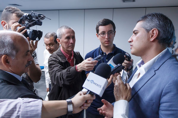 Rueda de Prensa EP Rionegro
Rueda de Prensa EP Rionegro.
Fecha: Julio 10 de 2017
Para descargar esta fotografía en alta resolución, haga clic sobre la imagen hasta que la misma se despliegue en la pantalla completa; luego dé clic derecho y elija la opción "guardar imagen como". 
En caso de publicación por cualquier medio, solicitamos acompañarla del crédito: "Foto EPM"
Palabras clave: Rueda Prensa EP Rionegro