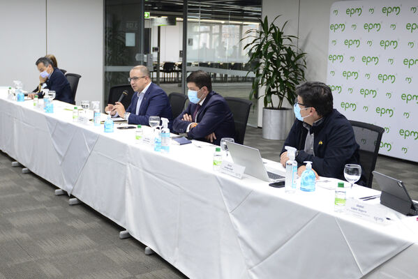 Almuerzo Reunión congresistas Antioqueños
Almuerzo con congresistas Antioqueños 
Fecha: 29 Julio 2021.
Para descargar esta fotografía en alta resolución, haga clic sobre la imagen hasta que la misma se despliegue en la pantalla completa; luego dé clic derecho y elija la opción "guardar imagen como". 
En caso de publicación por cualquier medio, solicitamos acompañarla del crédito: "Foto EPM"  
Palabras clave: Almuerzo Reunión congresistas Antioqueños
