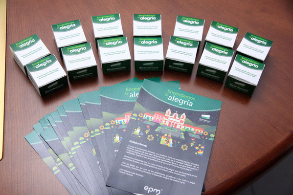 Ganadores del concurso Encendamos la alegría
Ganadores del concurso Encendamos la alegría
Fecha: Julio 18  de 2013.
Para descargar esta fotografía en alta resolución, haga clic sobre la imagen hasta que la misma se despliegue en la pantalla completa; luego dé clic derecho y elija la opción "guardar imagen como". 
En caso de publicación por cualquier medio, solicitamos acompañarla del crédito: "Cortesía EPM".
Palabras clave: Ganadores concurso Encendamos alegría