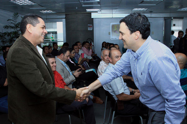 Ganadores del concurso Encendamos la alegría
Ganadores del concurso Encendamos la alegría
Fecha: Julio 18  de 2013.
Para descargar esta fotografía en alta resolución, haga clic sobre la imagen hasta que la misma se despliegue en la pantalla completa; luego dé clic derecho y elija la opción "guardar imagen como". 
En caso de publicación por cualquier medio, solicitamos acompañarla del crédito: "Cortesía EPM".
Palabras clave: Ganadores concurso Encendamos alegría