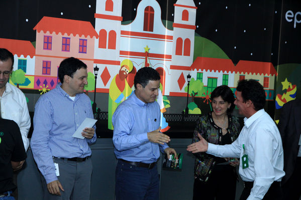 Ganadores del concurso Encendamos la alegría
Ganadores del concurso Encendamos la alegría
Fecha: Julio 18  de 2013.
Para descargar esta fotografía en alta resolución, haga clic sobre la imagen hasta que la misma se despliegue en la pantalla completa; luego dé clic derecho y elija la opción "guardar imagen como". 
En caso de publicación por cualquier medio, solicitamos acompañarla del crédito: "Cortesía EPM".
Palabras clave: Ganadores concurso Encendamos alegría