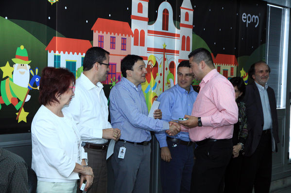 Ganadores del concurso Encendamos la alegría
Ganadores del concurso Encendamos la alegría
Fecha: Julio 18  de 2013.
Para descargar esta fotografía en alta resolución, haga clic sobre la imagen hasta que la misma se despliegue en la pantalla completa; luego dé clic derecho y elija la opción "guardar imagen como". 
En caso de publicación por cualquier medio, solicitamos acompañarla del crédito: "Cortesía EPM".
Palabras clave: Ganadores concurso Encendamos alegría