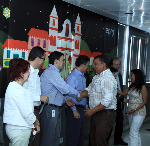 Ganadores del concurso Encendamos la alegría
Ganadores del concurso Encendamos la alegría
Fecha: Julio 18  de 2013.
Para descargar esta fotografía en alta resolución, haga clic sobre la imagen hasta que la misma se despliegue en la pantalla completa; luego dé clic derecho y elija la opción "guardar imagen como". 
En caso de publicación por cualquier medio, solicitamos acompañarla del crédito: "Cortesía EPM".
Palabras clave: Ganadores concurso Encendamos alegría