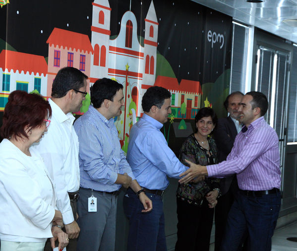 Ganadores del concurso Encendamos la alegría
Ganadores del concurso Encendamos la alegría
Fecha: Julio 18  de 2013.
Para descargar esta fotografía en alta resolución, haga clic sobre la imagen hasta que la misma se despliegue en la pantalla completa; luego dé clic derecho y elija la opción "guardar imagen como". 
En caso de publicación por cualquier medio, solicitamos acompañarla del crédito: "Cortesía EPM".
Palabras clave: Ganadores concurso Encendamos alegría