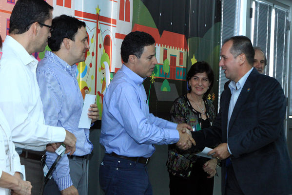 Ganadores del concurso Encendamos la alegría
Ganadores del concurso Encendamos la alegría
Fecha: Julio 18  de 2013.
Para descargar esta fotografía en alta resolución, haga clic sobre la imagen hasta que la misma se despliegue en la pantalla completa; luego dé clic derecho y elija la opción "guardar imagen como". 
En caso de publicación por cualquier medio, solicitamos acompañarla del crédito: "Cortesía EPM".
Palabras clave: Ganadores concurso Encendamos alegría