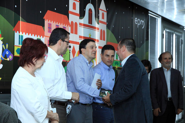 Ganadores del concurso Encendamos la alegría
Ganadores del concurso Encendamos la alegría
Fecha: Julio 18  de 2013.
Para descargar esta fotografía en alta resolución, haga clic sobre la imagen hasta que la misma se despliegue en la pantalla completa; luego dé clic derecho y elija la opción "guardar imagen como". 
En caso de publicación por cualquier medio, solicitamos acompañarla del crédito: "Cortesía EPM".
Palabras clave: Ganadores concurso Encendamos alegría