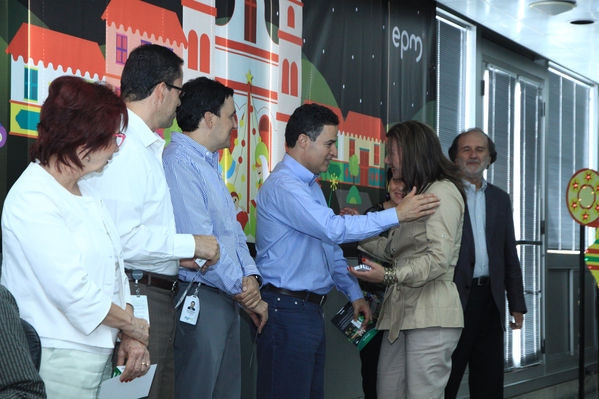 Ganadores del concurso Encendamos la alegría
Ganadores del concurso Encendamos la alegría
Fecha: Julio 18  de 2013.
Para descargar esta fotografía en alta resolución, haga clic sobre la imagen hasta que la misma se despliegue en la pantalla completa; luego dé clic derecho y elija la opción "guardar imagen como". 
En caso de publicación por cualquier medio, solicitamos acompañarla del crédito: "Cortesía EPM".
Palabras clave: Ganadores concurso Encendamos alegría
