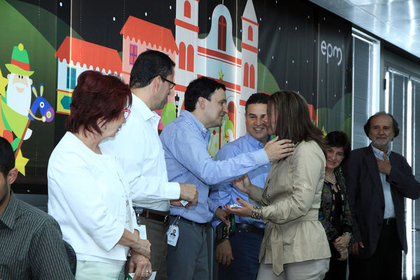 Ganadores del concurso Encendamos la alegría
Ganadores del concurso Encendamos la alegría
Fecha: Julio 18  de 2013.
Para descargar esta fotografía en alta resolución, haga clic sobre la imagen hasta que la misma se despliegue en la pantalla completa; luego dé clic derecho y elija la opción "guardar imagen como". 
En caso de publicación por cualquier medio, solicitamos acompañarla del crédito: "Cortesía EPM".
Palabras clave: Ganadores concurso Encendamos alegría
