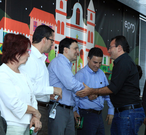 Ganadores del concurso Encendamos la alegría
Ganadores del concurso Encendamos la alegría
Fecha: Julio 18  de 2013.
Para descargar esta fotografía en alta resolución, haga clic sobre la imagen hasta que la misma se despliegue en la pantalla completa; luego dé clic derecho y elija la opción "guardar imagen como". 
En caso de publicación por cualquier medio, solicitamos acompañarla del crédito: "Cortesía EPM".
Palabras clave: Ganadores concurso Encendamos alegría