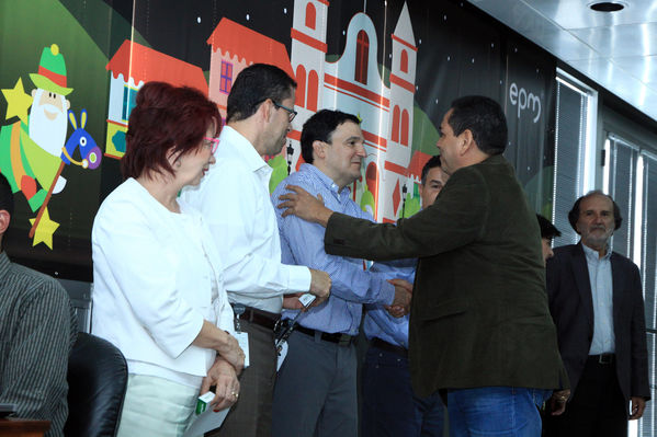 Ganadores del concurso Encendamos la alegría
Ganadores del concurso Encendamos la alegría
Fecha: Julio 18  de 2013.
Para descargar esta fotografía en alta resolución, haga clic sobre la imagen hasta que la misma se despliegue en la pantalla completa; luego dé clic derecho y elija la opción "guardar imagen como". 
En caso de publicación por cualquier medio, solicitamos acompañarla del crédito: "Cortesía EPM".
Palabras clave: Ganadores concurso Encendamos alegría
