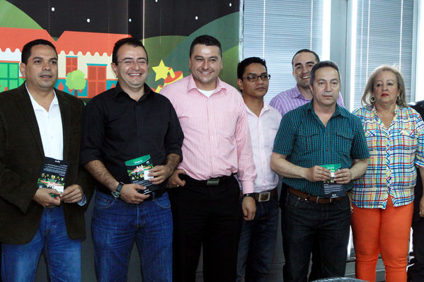 Ganadores del concurso Encendamos la alegría
Ganadores del concurso Encendamos la alegría
Fecha: Julio 18  de 2013.
Para descargar esta fotografía en alta resolución, haga clic sobre la imagen hasta que la misma se despliegue en la pantalla completa; luego dé clic derecho y elija la opción "guardar imagen como". 
En caso de publicación por cualquier medio, solicitamos acompañarla del crédito: "Cortesía EPM".
Palabras clave: Ganadores concurso Encendamos alegría