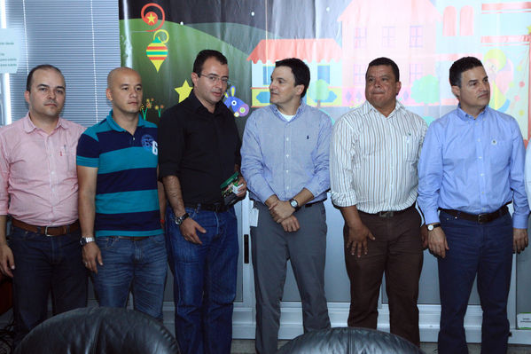 Ganadores del concurso Encendamos la alegría
Ganadores del concurso Encendamos la alegría
Fecha: Julio 18  de 2013.
Para descargar esta fotografía en alta resolución, haga clic sobre la imagen hasta que la misma se despliegue en la pantalla completa; luego dé clic derecho y elija la opción "guardar imagen como". 
En caso de publicación por cualquier medio, solicitamos acompañarla del crédito: "Cortesía EPM".
Palabras clave: Ganadores concurso Encendamos alegría