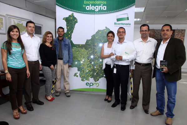 Ganadores del concurso Encendamos la alegría
Ganadores del concurso Encendamos la alegría
Fecha: Julio 18  de 2013.
Para descargar esta fotografía en alta resolución, haga clic sobre la imagen hasta que la misma se despliegue en la pantalla completa; luego dé clic derecho y elija la opción "guardar imagen como". 
En caso de publicación por cualquier medio, solicitamos acompañarla del crédito: "Cortesía EPM".
Palabras clave: Ganadores concurso Encendamos alegría