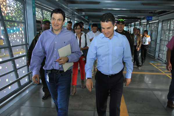 Apertura oficial de la estación de servicio U de M.
Apertura oficial de la estación de servicio U de M.
Fecha: Julio 18 de 2014
Para descargar esta fotografía en alta resolución, haga clic sobre la imagen hasta que la misma se despliegue en la pantalla completa; luego dé clic derecho y elija la opción "guardar imagen como". 
En caso de publicación por cualquier medio, solicitamos acompañarla del crédito: "Foto EPM"

Palabras clave: Apertura oficial estación servicio