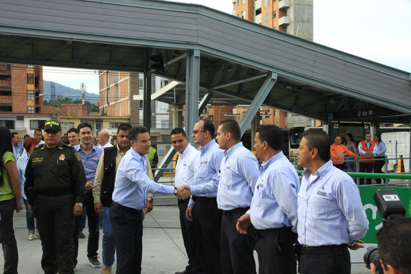Apertura oficial de la estación de servicio U de M.
Apertura oficial de la estación de servicio U de M.
Fecha: Julio 18 de 2014
Para descargar esta fotografía en alta resolución, haga clic sobre la imagen hasta que la misma se despliegue en la pantalla completa; luego dé clic derecho y elija la opción "guardar imagen como". 
En caso de publicación por cualquier medio, solicitamos acompañarla del crédito: "Foto EPM"

Palabras clave: Apertura oficial estación servicio
