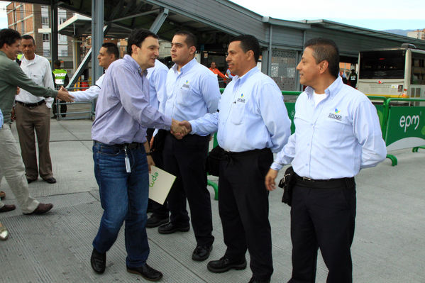 Apertura oficial de la estación de servicio U de M.
Apertura oficial de la estación de servicio U de M.
Fecha: Julio 18 de 2014
Para descargar esta fotografía en alta resolución, haga clic sobre la imagen hasta que la misma se despliegue en la pantalla completa; luego dé clic derecho y elija la opción "guardar imagen como". 
En caso de publicación por cualquier medio, solicitamos acompañarla del crédito: "Foto EPM"

Palabras clave: Apertura oficial estación servicio