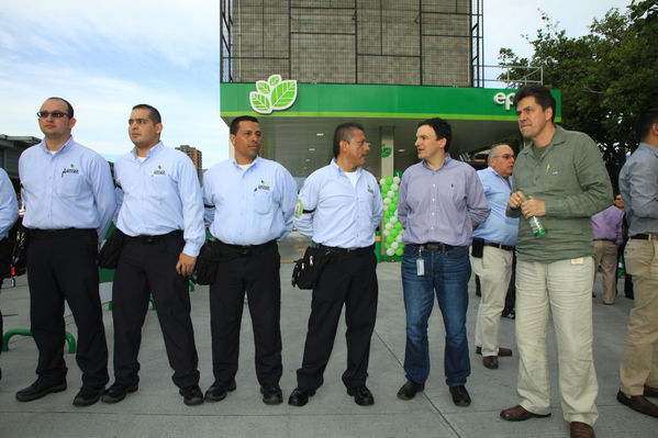 Apertura oficial de la estación de servicio U de M.
Apertura oficial de la estación de servicio U de M.
Fecha: Julio 18 de 2014
Para descargar esta fotografía en alta resolución, haga clic sobre la imagen hasta que la misma se despliegue en la pantalla completa; luego dé clic derecho y elija la opción "guardar imagen como". 
En caso de publicación por cualquier medio, solicitamos acompañarla del crédito: "Foto EPM"

Palabras clave: Apertura oficial estación servicio