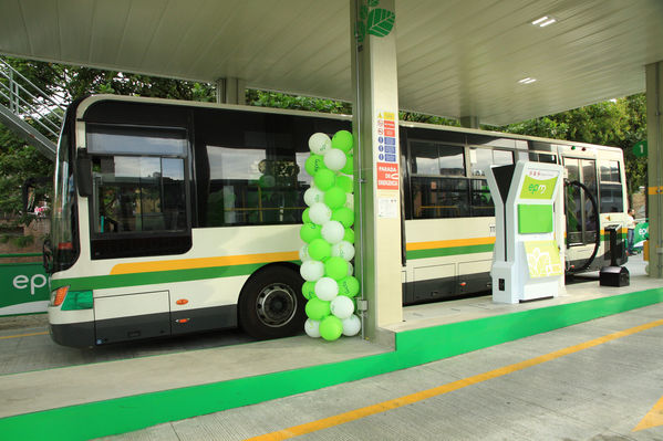 Apertura oficial de la estación de servicio U de M.
Apertura oficial de la estación de servicio U de M.
Fecha: Julio 18 de 2014
Para descargar esta fotografía en alta resolución, haga clic sobre la imagen hasta que la misma se despliegue en la pantalla completa; luego dé clic derecho y elija la opción "guardar imagen como". 
En caso de publicación por cualquier medio, solicitamos acompañarla del crédito: "Foto EPM"

Palabras clave: Apertura oficial estación servicio