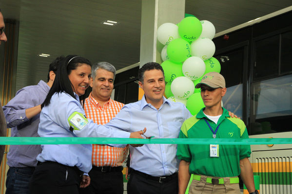 Apertura oficial de la estación de servicio U de M.
Apertura oficial de la estación de servicio U de M.
Fecha: Julio 18 de 2014
Para descargar esta fotografía en alta resolución, haga clic sobre la imagen hasta que la misma se despliegue en la pantalla completa; luego dé clic derecho y elija la opción "guardar imagen como". 
En caso de publicación por cualquier medio, solicitamos acompañarla del crédito: "Foto EPM"

Palabras clave: Apertura oficial estación servicio