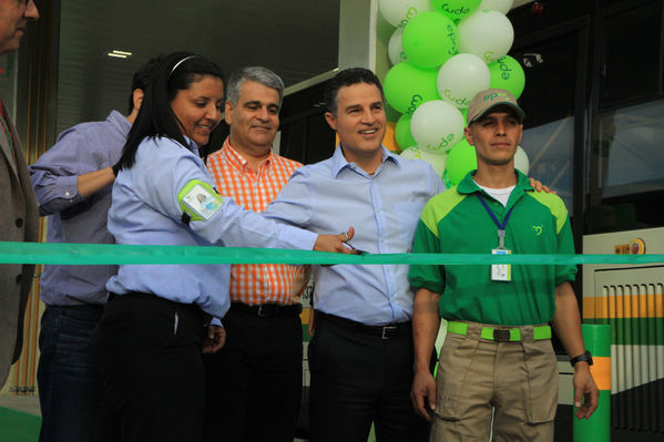 Apertura oficial de la estación de servicio U de M.
Apertura oficial de la estación de servicio U de M.
Fecha: Julio 18 de 2014
Para descargar esta fotografía en alta resolución, haga clic sobre la imagen hasta que la misma se despliegue en la pantalla completa; luego dé clic derecho y elija la opción "guardar imagen como". 
En caso de publicación por cualquier medio, solicitamos acompañarla del crédito: "Foto EPM"

Palabras clave: Apertura oficial estación servicio