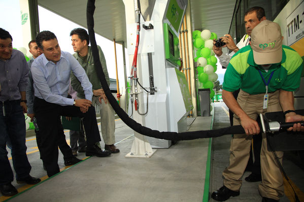 Apertura oficial de la estación de servicio U de M.
Apertura oficial de la estación de servicio U de M.
Fecha: Julio 18 de 2014
Para descargar esta fotografía en alta resolución, haga clic sobre la imagen hasta que la misma se despliegue en la pantalla completa; luego dé clic derecho y elija la opción "guardar imagen como". 
En caso de publicación por cualquier medio, solicitamos acompañarla del crédito: "Foto EPM"

Palabras clave: Apertura oficial estación servicio