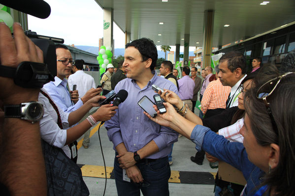 Apertura oficial de la estación de servicio U de M.
Apertura oficial de la estación de servicio U de M.
Fecha: Julio 18 de 2014
Para descargar esta fotografía en alta resolución, haga clic sobre la imagen hasta que la misma se despliegue en la pantalla completa; luego dé clic derecho y elija la opción "guardar imagen como". 
En caso de publicación por cualquier medio, solicitamos acompañarla del crédito: "Foto EPM"

Palabras clave: Apertura oficial estación servicio