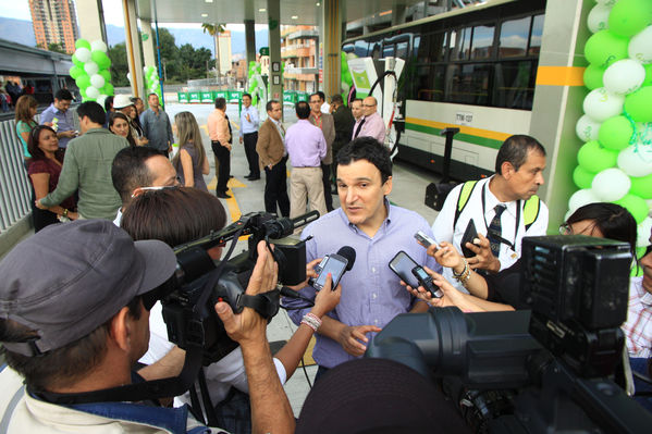 Apertura oficial de la estación de servicio U de M.
Apertura oficial de la estación de servicio U de M.
Fecha: Julio 18 de 2014
Para descargar esta fotografía en alta resolución, haga clic sobre la imagen hasta que la misma se despliegue en la pantalla completa; luego dé clic derecho y elija la opción "guardar imagen como". 
En caso de publicación por cualquier medio, solicitamos acompañarla del crédito: "Foto EPM"

Palabras clave: Apertura oficial estación servicio