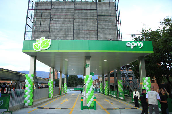 Apertura oficial de la estación de servicio U de M.
Apertura oficial de la estación de servicio U de M.
Fecha: Julio 18 de 2014
Para descargar esta fotografía en alta resolución, haga clic sobre la imagen hasta que la misma se despliegue en la pantalla completa; luego dé clic derecho y elija la opción "guardar imagen como". 
En caso de publicación por cualquier medio, solicitamos acompañarla del crédito: "Foto EPM"

Palabras clave: Apertura oficial estación servicio