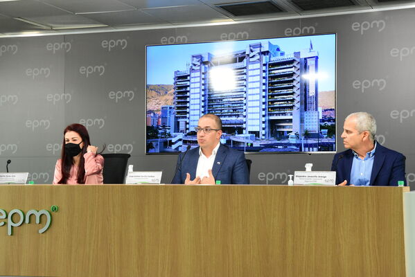 RUEDA DE PRENSA EPM
RUEDA DE PRENSA EPM
Fecha: 21 JULIO 2021
Para descargar esta fotografía en alta resolución, haga clic sobre la imagen hasta que la misma se despliegue en la pantalla completa; luego dé clic derecho y elija la opción "guardar imagen como". 
En caso de publicación por cualquier medio, solicitamos acompañarla del crédito: "Foto EPM"
Palabras clave: RUEDA DE PRENSA EPM