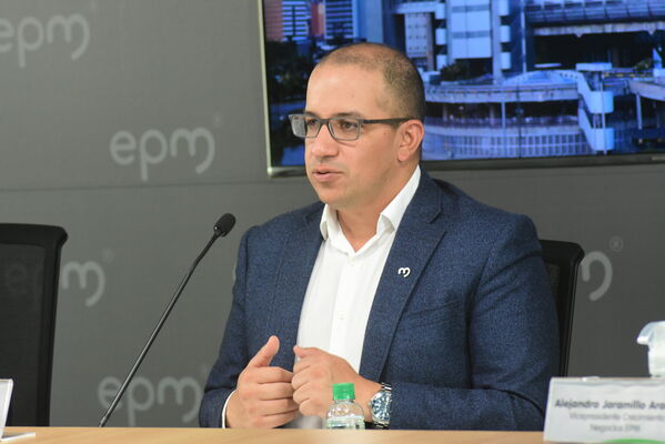 RUEDA DE PRENSA EPM
RUEDA DE PRENSA EPM
Fecha: 21 JULIO 2021
Para descargar esta fotografía en alta resolución, haga clic sobre la imagen hasta que la misma se despliegue en la pantalla completa; luego dé clic derecho y elija la opción "guardar imagen como". 
En caso de publicación por cualquier medio, solicitamos acompañarla del crédito: "Foto EPM"
Palabras clave: RUEDA DE PRENSA EPM