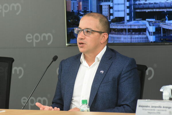 RUEDA DE PRENSA EPM
RUEDA DE PRENSA EPM
Fecha: 21 JULIO 2021
Para descargar esta fotografía en alta resolución, haga clic sobre la imagen hasta que la misma se despliegue en la pantalla completa; luego dé clic derecho y elija la opción "guardar imagen como". 
En caso de publicación por cualquier medio, solicitamos acompañarla del crédito: "Foto EPM"
Palabras clave: RUEDA DE PRENSA EPM