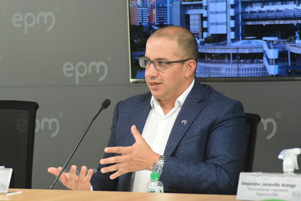 RUEDA DE PRENSA EPM
RUEDA DE PRENSA EPM
Fecha: 21 JULIO 2021
Para descargar esta fotografía en alta resolución, haga clic sobre la imagen hasta que la misma se despliegue en la pantalla completa; luego dé clic derecho y elija la opción "guardar imagen como". 
En caso de publicación por cualquier medio, solicitamos acompañarla del crédito: "Foto EPM"
Palabras clave: RUEDA DE PRENSA EPM