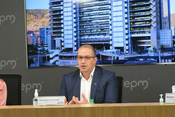 RUEDA DE PRENSA EPM
RUEDA DE PRENSA EPM
Fecha: 21 JULIO 2021
Para descargar esta fotografía en alta resolución, haga clic sobre la imagen hasta que la misma se despliegue en la pantalla completa; luego dé clic derecho y elija la opción "guardar imagen como". 
En caso de publicación por cualquier medio, solicitamos acompañarla del crédito: "Foto EPM"
Palabras clave: RUEDA DE PRENSA EPM