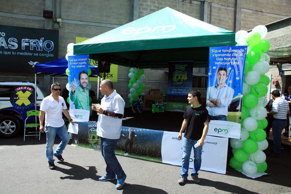 Premiación campaña del Gas
Premiación campaña del Gas
Fecha: Julio 25 de 2014. Lugar: Estación de servicio de GNV Exposiciones
Para descargar esta fotografía en alta resolución, haga clic sobre la imagen hasta que la misma se despliegue en la pantalla completa; luego dé clic derecho y elija la opción "guardar imagen como". 
En caso de publicación por cualquier medio, solicitamos acompañarla del crédito: "Foto EPM"
Palabras clave: Premiación campaña Gas