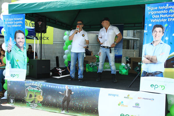 Premiación campaña del Gas
Premiación campaña del Gas
Fecha: Julio 25 de 2014. Lugar: Estación de servicio de GNV Exposiciones
Para descargar esta fotografía en alta resolución, haga clic sobre la imagen hasta que la misma se despliegue en la pantalla completa; luego dé clic derecho y elija la opción "guardar imagen como". 
En caso de publicación por cualquier medio, solicitamos acompañarla del crédito: "Foto EPM"
Palabras clave: Premiación campaña Gas