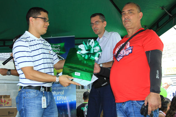 Premiación campaña del Gas
Premiación campaña del Gas
Fecha: Julio 25 de 2014. Lugar: Estación de servicio de GNV Exposiciones
Para descargar esta fotografía en alta resolución, haga clic sobre la imagen hasta que la misma se despliegue en la pantalla completa; luego dé clic derecho y elija la opción "guardar imagen como". 
En caso de publicación por cualquier medio, solicitamos acompañarla del crédito: "Foto EPM"
Palabras clave: Premiación campaña Gas
