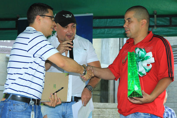 Premiación campaña del Gas
Premiación campaña del Gas
Fecha: Julio 25 de 2014. Lugar: Estación de servicio de GNV Exposiciones
Para descargar esta fotografía en alta resolución, haga clic sobre la imagen hasta que la misma se despliegue en la pantalla completa; luego dé clic derecho y elija la opción "guardar imagen como". 
En caso de publicación por cualquier medio, solicitamos acompañarla del crédito: "Foto EPM"
Palabras clave: Premiación campaña Gas
