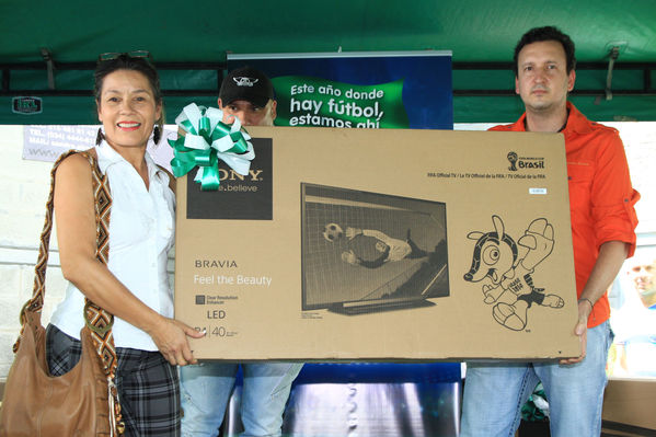 Premiación campaña del Gas
Premiación campaña del Gas
Fecha: Julio 25 de 2014. Lugar: Estación de servicio de GNV Exposiciones
Para descargar esta fotografía en alta resolución, haga clic sobre la imagen hasta que la misma se despliegue en la pantalla completa; luego dé clic derecho y elija la opción "guardar imagen como". 
En caso de publicación por cualquier medio, solicitamos acompañarla del crédito: "Foto EPM"
Palabras clave: Premiación campaña Gas