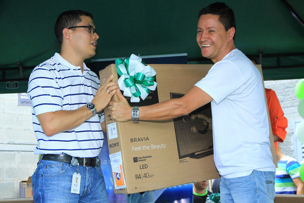 Premiación campaña del Gas
Premiación campaña del Gas
Fecha: Julio 25 de 2014. Lugar: Estación de servicio de GNV Exposiciones
Para descargar esta fotografía en alta resolución, haga clic sobre la imagen hasta que la misma se despliegue en la pantalla completa; luego dé clic derecho y elija la opción "guardar imagen como". 
En caso de publicación por cualquier medio, solicitamos acompañarla del crédito: "Foto EPM"
Palabras clave: Premiación campaña Gas