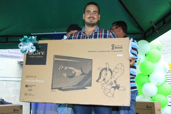 Premiación campaña del Gas
Premiación campaña del Gas
Fecha: Julio 25 de 2014. Lugar: Estación de servicio de GNV Exposiciones
Para descargar esta fotografía en alta resolución, haga clic sobre la imagen hasta que la misma se despliegue en la pantalla completa; luego dé clic derecho y elija la opción "guardar imagen como". 
En caso de publicación por cualquier medio, solicitamos acompañarla del crédito: "Foto EPM"
Palabras clave: Premiación campaña Gas