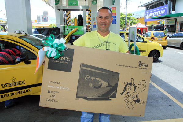 Premiación campaña del Gas
Premiación campaña del Gas
Fecha: Julio 25 de 2014. Lugar: Estación de servicio de GNV Exposiciones
Para descargar esta fotografía en alta resolución, haga clic sobre la imagen hasta que la misma se despliegue en la pantalla completa; luego dé clic derecho y elija la opción "guardar imagen como". 
En caso de publicación por cualquier medio, solicitamos acompañarla del crédito: "Foto EPM"
Palabras clave: Premiación campaña Gas