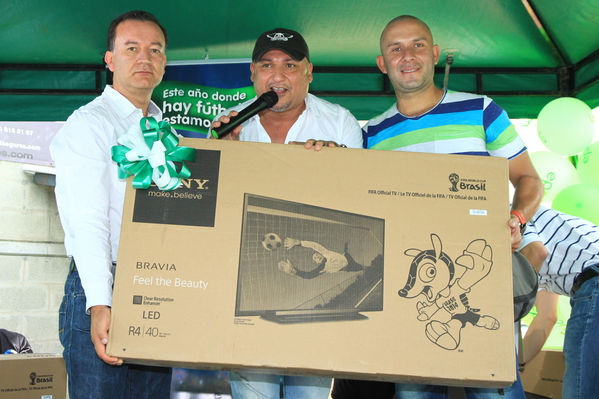 Premiación campaña del Gas
Premiación campaña del Gas
Fecha: Julio 25 de 2014. Lugar: Estación de servicio de GNV Exposiciones
Para descargar esta fotografía en alta resolución, haga clic sobre la imagen hasta que la misma se despliegue en la pantalla completa; luego dé clic derecho y elija la opción "guardar imagen como". 
En caso de publicación por cualquier medio, solicitamos acompañarla del crédito: "Foto EPM"
Palabras clave: Premiación campaña Gas