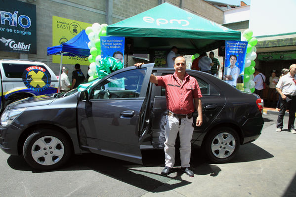 Premiación campaña del Gas
Premiación campaña del Gas
Fecha: Julio 25 de 2014. Lugar: Estación de servicio de GNV Exposiciones
Para descargar esta fotografía en alta resolución, haga clic sobre la imagen hasta que la misma se despliegue en la pantalla completa; luego dé clic derecho y elija la opción "guardar imagen como". 
En caso de publicación por cualquier medio, solicitamos acompañarla del crédito: "Foto EPM"
Palabras clave: Premiación campaña Gas