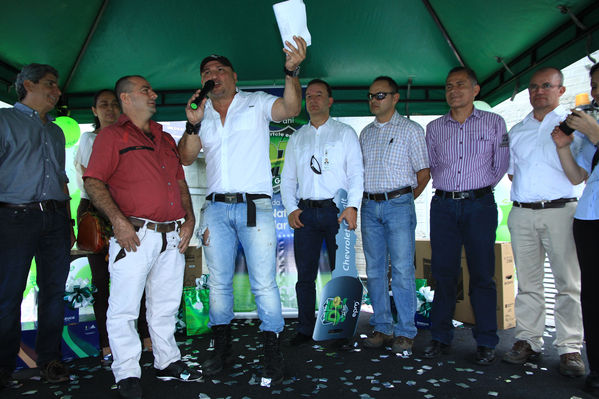 Premiación campaña del Gas
Premiación campaña del Gas
Fecha: Julio 25 de 2014. Lugar: Estación de servicio de GNV Exposiciones
Para descargar esta fotografía en alta resolución, haga clic sobre la imagen hasta que la misma se despliegue en la pantalla completa; luego dé clic derecho y elija la opción "guardar imagen como". 
En caso de publicación por cualquier medio, solicitamos acompañarla del crédito: "Foto EPM"
Palabras clave: Premiación campaña Gas