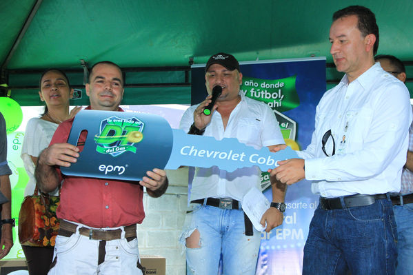 Premiación campaña del Gas
Premiación campaña del Gas
Fecha: Julio 25 de 2014. Lugar: Estación de servicio de GNV Exposiciones
Para descargar esta fotografía en alta resolución, haga clic sobre la imagen hasta que la misma se despliegue en la pantalla completa; luego dé clic derecho y elija la opción "guardar imagen como". 
En caso de publicación por cualquier medio, solicitamos acompañarla del crédito: "Foto EPM"
Palabras clave: Premiación campaña Gas