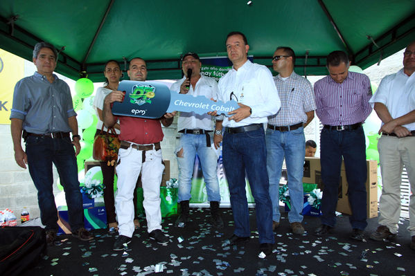 Premiación campaña del Gas
Premiación campaña del Gas
Fecha: Julio 25 de 2014. Lugar: Estación de servicio de GNV Exposiciones
Para descargar esta fotografía en alta resolución, haga clic sobre la imagen hasta que la misma se despliegue en la pantalla completa; luego dé clic derecho y elija la opción "guardar imagen como". 
En caso de publicación por cualquier medio, solicitamos acompañarla del crédito: "Foto EPM"
Palabras clave: Premiación campaña Gas