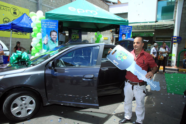 Premiación campaña del Gas
Premiación campaña del Gas
Fecha: Julio 25 de 2014. Lugar: Estación de servicio de GNV Exposiciones
Para descargar esta fotografía en alta resolución, haga clic sobre la imagen hasta que la misma se despliegue en la pantalla completa; luego dé clic derecho y elija la opción "guardar imagen como". 
En caso de publicación por cualquier medio, solicitamos acompañarla del crédito: "Foto EPM"
Palabras clave: Premiación campaña Gas
