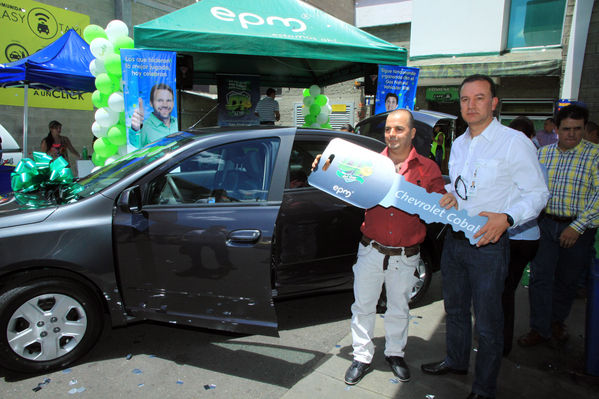 Premiación campaña del Gas
Premiación campaña del Gas
Fecha: Julio 25 de 2014. Lugar: Estación de servicio de GNV Exposiciones
Para descargar esta fotografía en alta resolución, haga clic sobre la imagen hasta que la misma se despliegue en la pantalla completa; luego dé clic derecho y elija la opción "guardar imagen como". 
En caso de publicación por cualquier medio, solicitamos acompañarla del crédito: "Foto EPM"
Palabras clave: Premiación campaña Gas