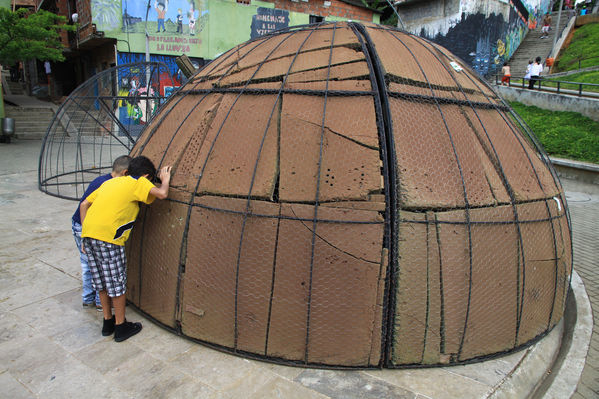 Estructura Feria de las flores. Parque Biblioteca Santo Domingo
Estructura Feria de las flores. Parque Biblioteca Santo Domingo
Fecha: Julio 26  de 2013. 
Para descargar esta fotografía en alta resolución, haga clic sobre la imagen hasta que la misma se despliegue en la pantalla completa; luego dé clic derecho y elija la opción "guardar imagen como". 
En caso de publicación por cualquier medio, solicitamos acompañarla del crédito: "Cortesía EPM".
Palabras clave: Estructura Feria flores Parque Biblioteca Santo Domingo